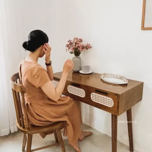 Bàn gỗ 3 hộc tủ kéo phối mây màu sẫm